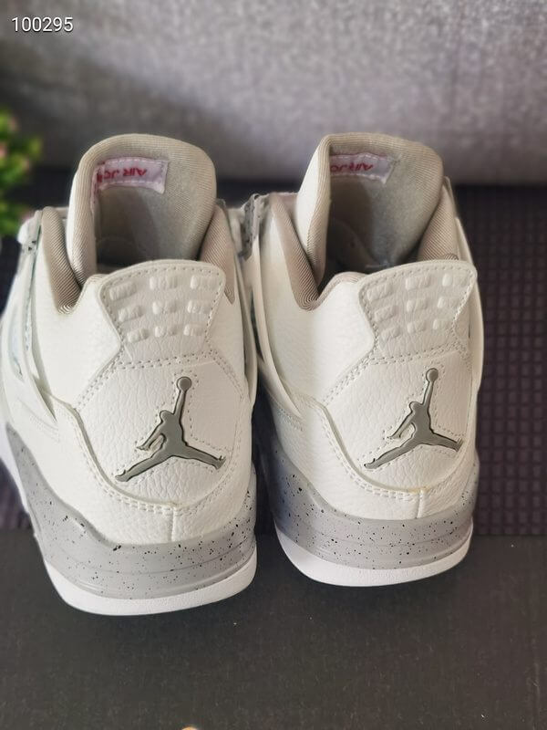 Premièrement : Les baskets Air Jordan 4 Femme se distinguent par leur design iconique et leur capacité à allier style et fonctionnalité.