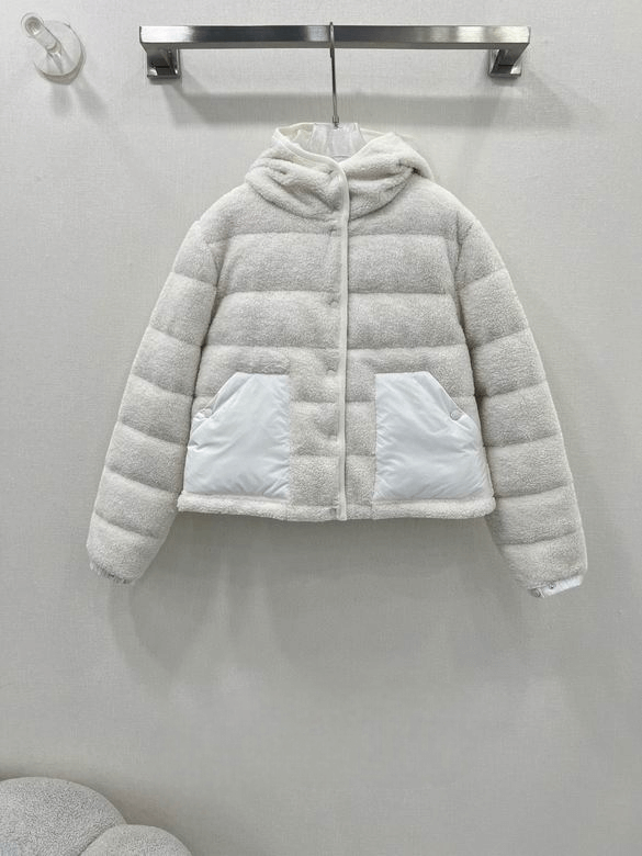 Premièrement : Les doudounes Moncler Femme, ainsi que les manteau Moncler Femme, incarnent un style et un raffinement incomparables.