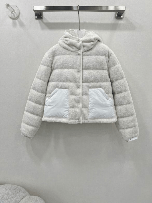 Premièrement : Les doudounes Moncler Femme, ainsi que les manteau Moncler Femme, incarnent un style et un raffinement incomparables.