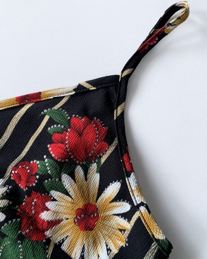 Premièrement : Cette Robe courte décontractée à bretelles spaghetti et col en V à imprimé floral pailetté avec détails croisés Femme.