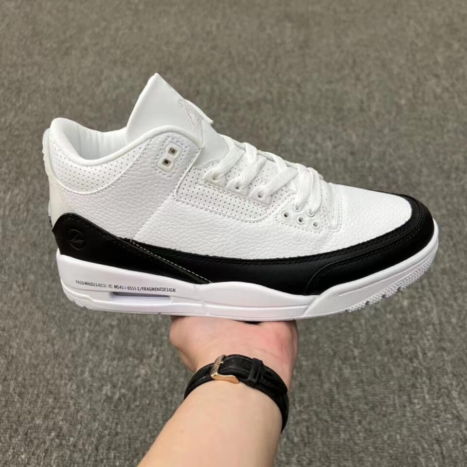 Premièrement, les baskets Air Jordan 3 Femme sont un symbole de style intemporel et de performance de haut niveau.