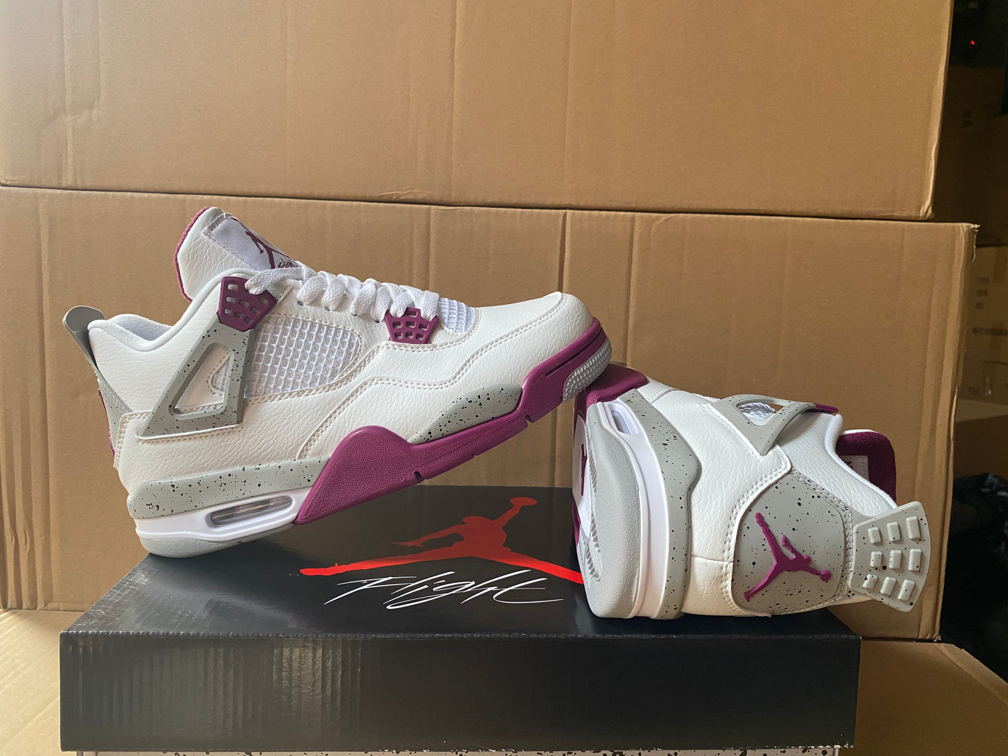 Premièrement : Les baskets Air Jordan 4 Femme se distinguent par leur design iconique et leur capacité à allier style et fonctionnalité