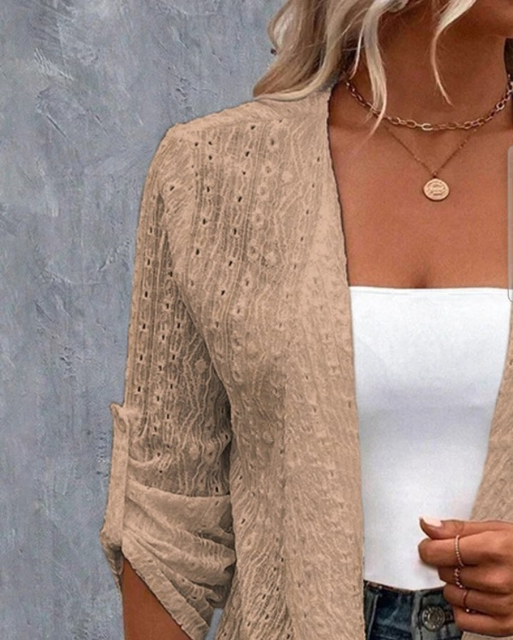 Premièrement : Optez pour un look raffiné et tendance avec ce Manteau blazer ouvert sur le devant à manches retroussés et broderie à oeillets femme
