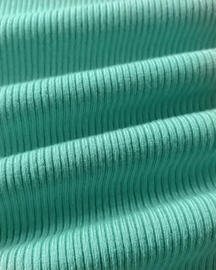 Premièrement : Ce Haut en tricot extensible et décontracté à coupe ajustée et sans manches avec imprimé lettre et bandeau Femme .