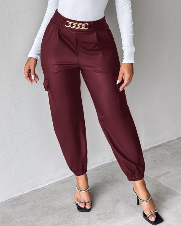 Premièrement : Ce Pantalon cargo taille haute en cuir PU avec poche à rabat et décoration en chaîne femme .