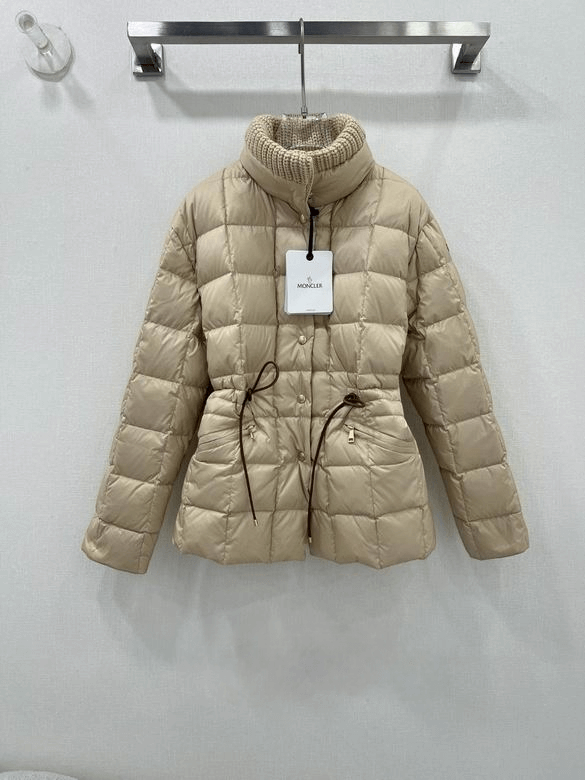 Premièrement : Les doudounes Moncler Femme, ainsi que les manteau Moncler Femme, incarnent un style et un raffinement incomparables.