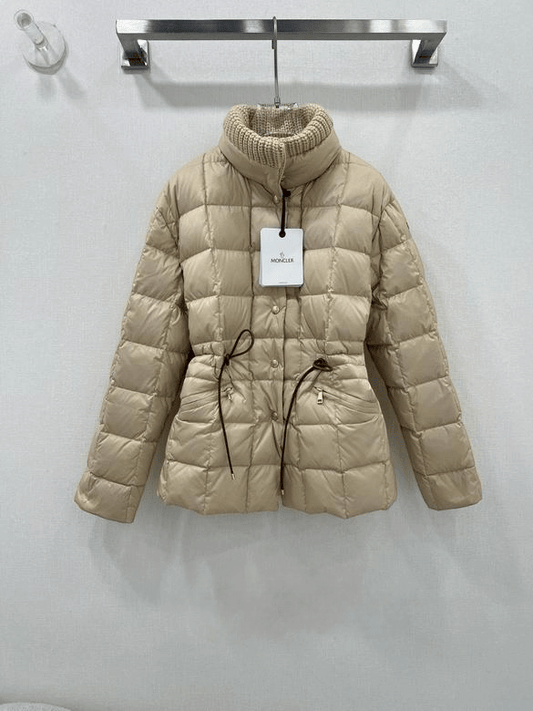 Premièrement : Les doudounes Moncler Femme, ainsi que les manteau Moncler Femme, incarnent un style et un raffinement incomparables.