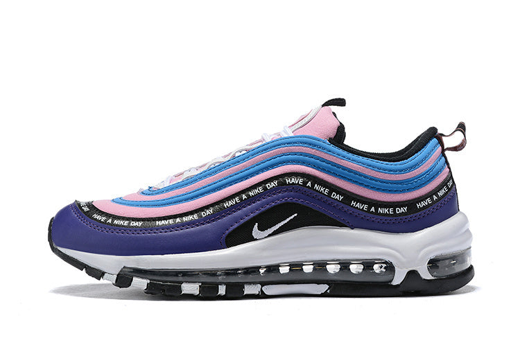 Premièrement, les baskets Nike Air Max 97 Femme incarnent un design emblématique et audacieux.

Inspirées des lignes fluides des trains à grande vitesse japonais.