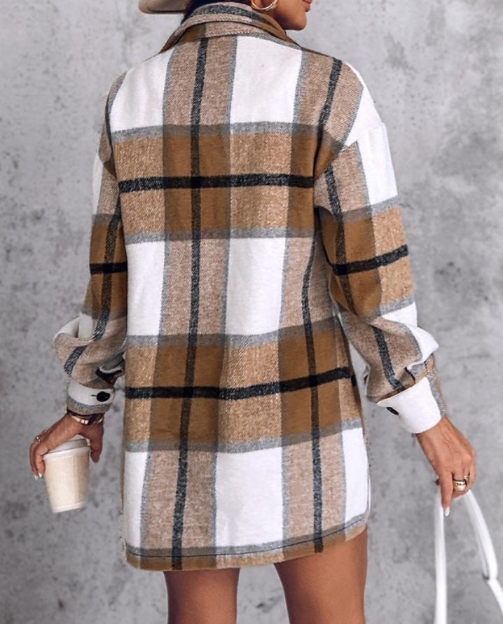 Premièrement : Adoptez un look chaleureux et tendance avec cette Veste à carreaux décontractée à manches longues et boutons pour l'automne femme.
