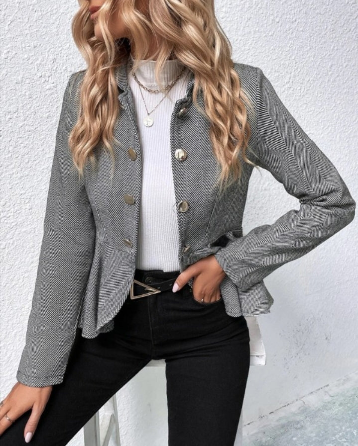 Premièrement : Adoptez un look structuré et raffiné avec ce Manteau blazer slim à rayures et boutons sur le devant avec ourlet à volants femme 