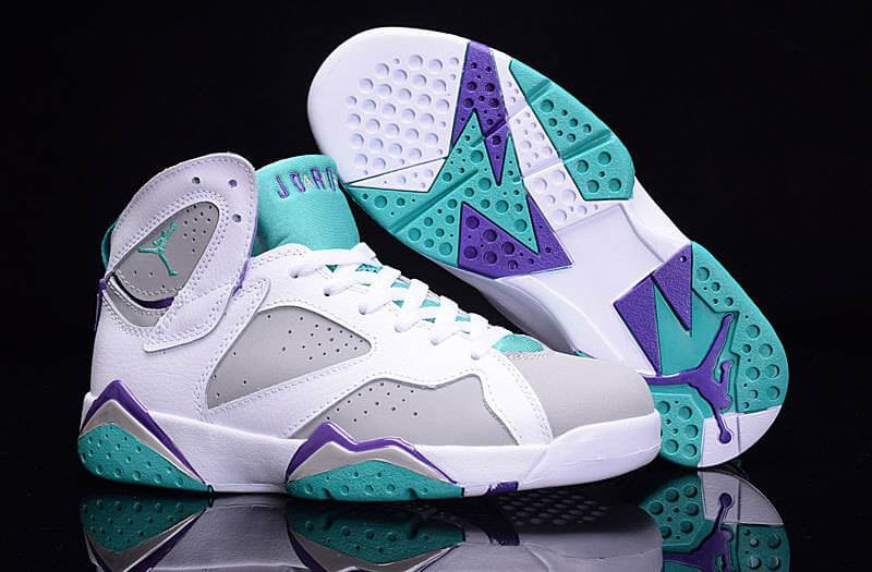 Premièrement, les baskets Air Jordan 7 Femme se distinguent par leur design iconique et leur confort exceptionnel.
