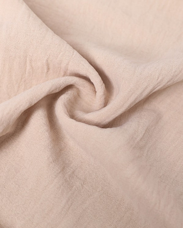 Premièrement : La Combinaison à épaules dénudées et broderie à oeillets femme incarne la parfaite alliance entre finesse et féminité.