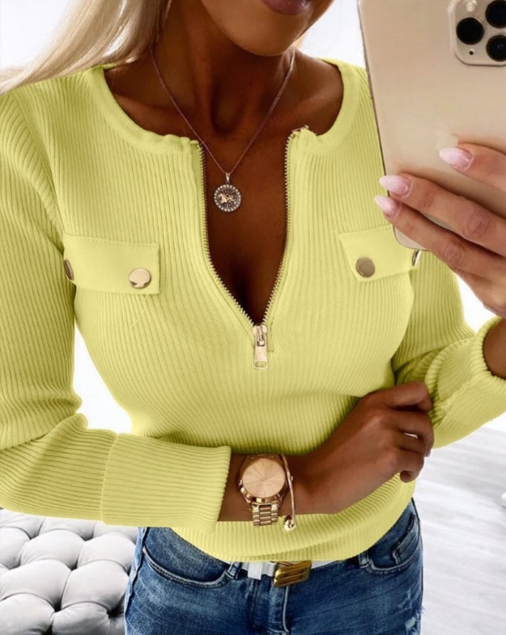 Round neck knitted sweater with zip closure