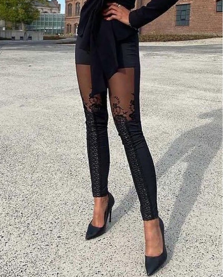 Premièrement : Ce Pantalon skinny en maille transparente avec patch brodé en dentelle Femme.