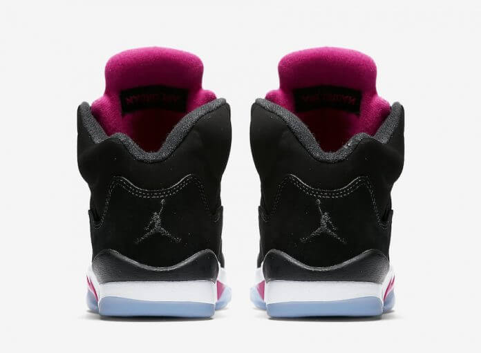 Premièrement, les baskets Air Jordan 5 Femme incarnent un mélange parfait de style audacieux et de performance exceptionnelle.

