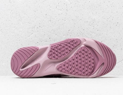 Les baskets Nike Air Zoom Femme se démarquent par leur design sportif et moderne, conçu pour maximiser les performances exceptionnelles 