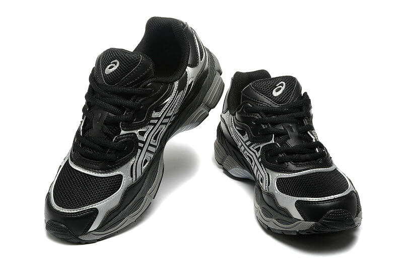 Premièrement :Les baskets Asics  offrent une combinaison parfaite de style et de performance.