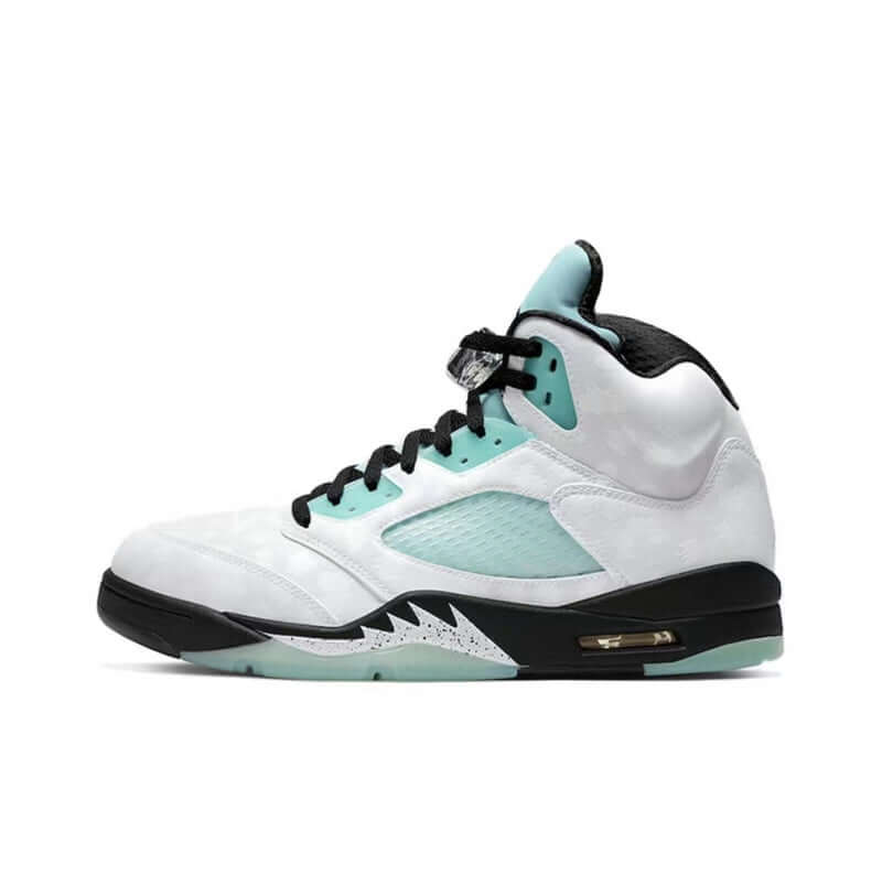 Premièrement, les baskets Air Jordan 5 Femme incarnent un mélange parfait de style audacieux et de performance exceptionnelle.