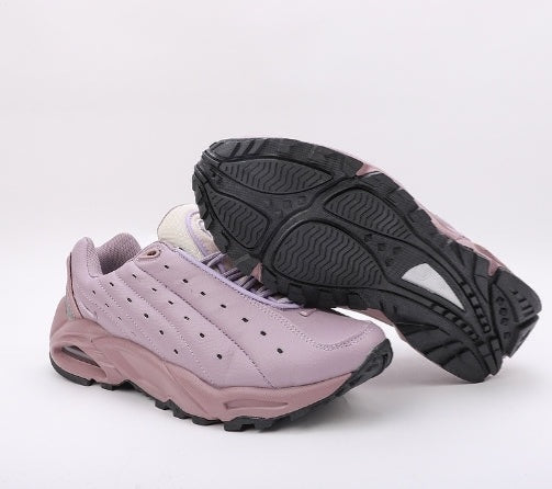 Les baskets Nike Hot Step Air Terra "Drake NOCTA Violet Haze" Femme incarnent parfaitement la collaboration innovante entre Nike et la ligne NOCTA de Drake.