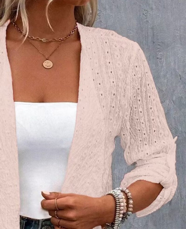 Premièrement : Optez pour un look raffiné et tendance avec ce Manteau blazer ouvert sur le devant à manches retroussés et broderie à oeillets femme