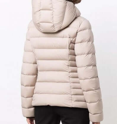 Premièrement : Les doudounes Moncler Femme, ainsi que les manteau Moncler Femme, incarnent un style et un raffinement incomparables.