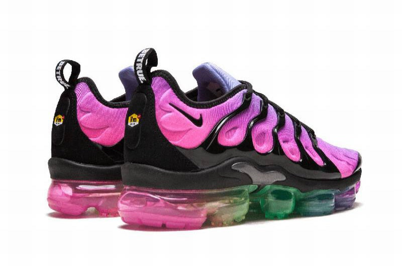 Les Nike Air Vapormax Plus TN Femme incarnent une fusion audacieuse entre l’héritage des baskets TN des années 90 et l’innovation moderne de la technologie Vapormax.