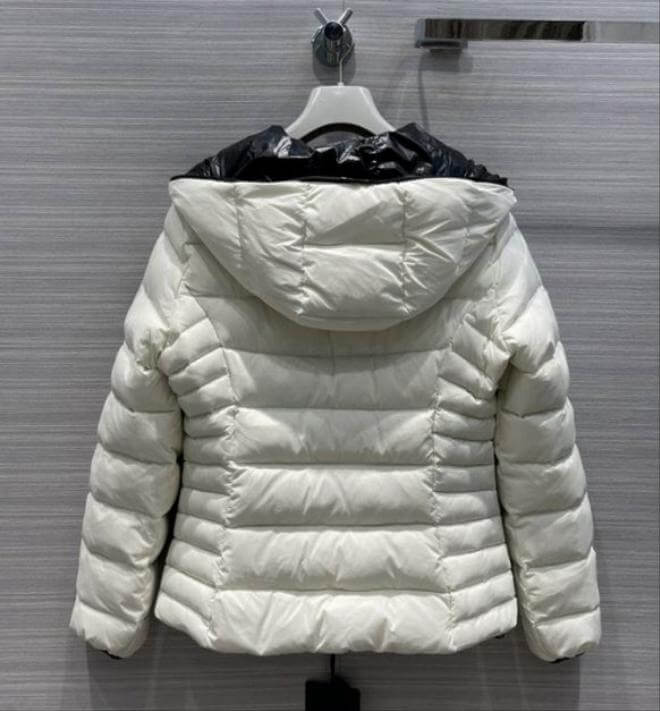 Premièrement : Les doudounes Moncler Femme, ainsi que les manteau Moncler Femme, incarnent un style et un raffinement incomparables.