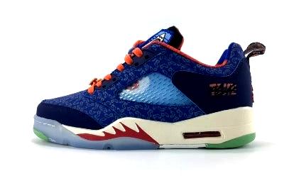 Premièrement, les baskets Air Jordan 5 Femme incarnent un mélange parfait de style audacieux et de performance exceptionnelle.