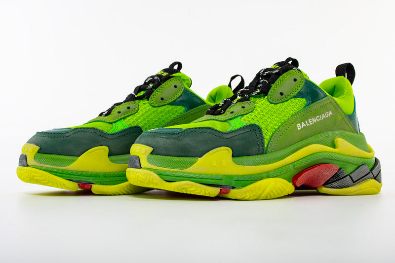 les sneakers Balenciaga Triple S "Beige Green Yellow" Femme sont un témoignage de l'engagement de Balenciaga à combiner style et innovation.