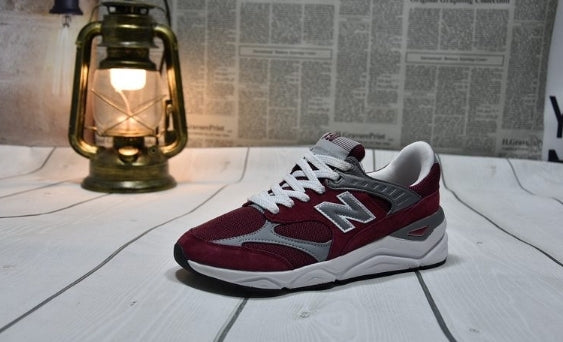 Les baskets New Balance Femme se démarquent par leur esthétique moderne et intemporelle, ainsi que par leur héritage sportif emblématique.