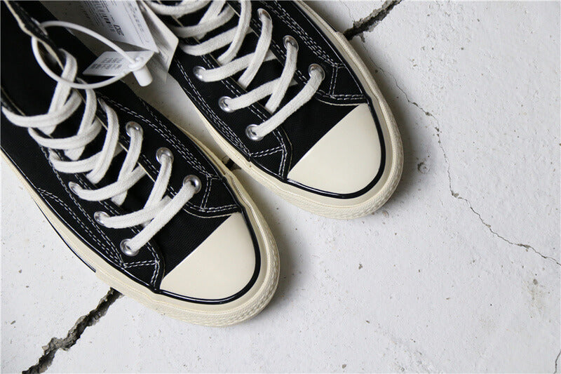 Premièrement : Les baskets Converse Femme se distinguent par leur design iconique et leur esthétique vintage.