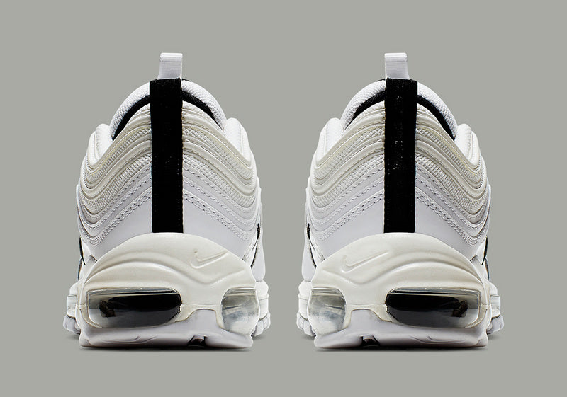 Premièrement, les baskets Nike Air Max 97 Femme incarnent un design emblématique et audacieux.

Inspirées des lignes fluides des trains à grande vitesse japonais.