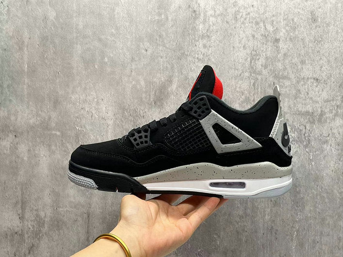 Premièrement : Les baskets Air Jordan 4 Femme se distinguent par leur design iconique et leur capacité à allier style et fonctionnalité.