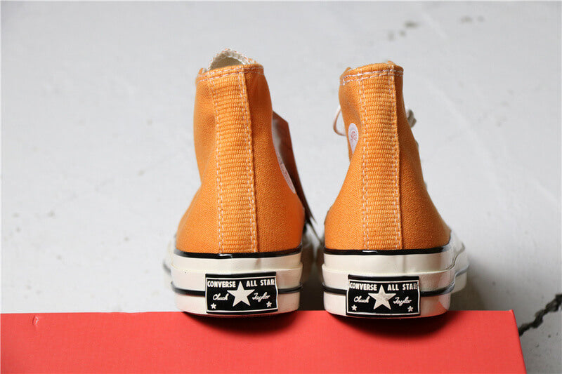 Premièrement : Les baskets Converse Femme se distinguent par leur design iconique et leur esthétique vintage.