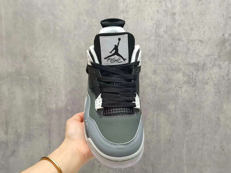 Baskets Air Jordan 4 Premièrement : Les baskets Air Jordan 4 Femme se distinguent par leur design iconique et leur capacité à allier style et fonctionnalité.