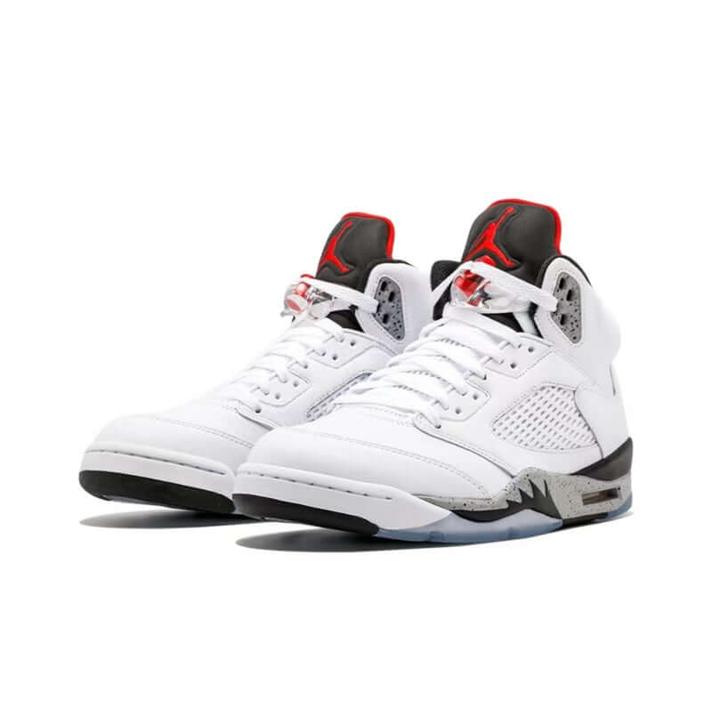 Premièrement, les baskets Air Jordan 5 Femme incarnent un mélange parfait de style audacieux et de performance exceptionnelle.