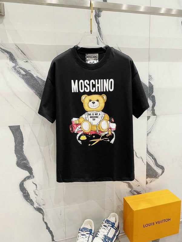 Premièrement : les T-shirts Moschino Femme offrent une élégance et un confort inégalés.
