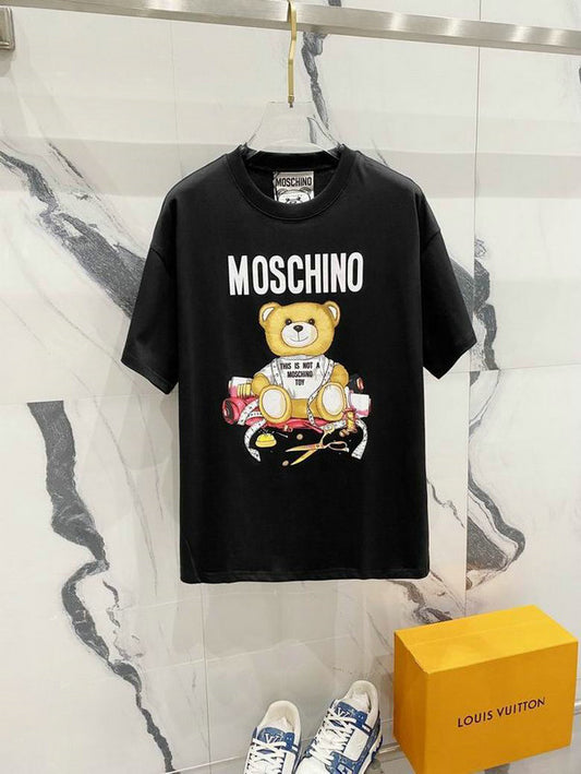Premièrement : les T-shirts Moschino Femme offrent une élégance et un confort inégalés.