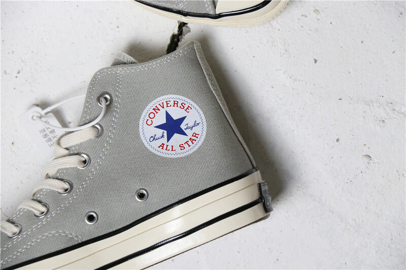 Premièrement : Les baskets Converse Femme se distinguent par leur design iconique et leur esthétique vintage.