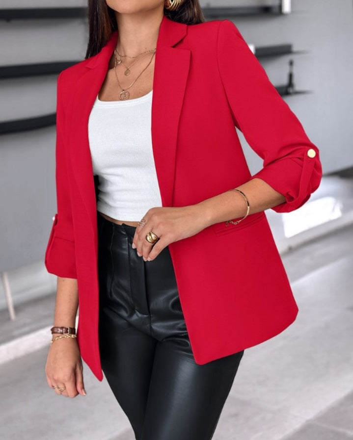 Premièrement : Ajoutez une touche de sophistication et de modernité à votre garde-robe avec ce Manteau blazer à col cranté et manches retroussés femme