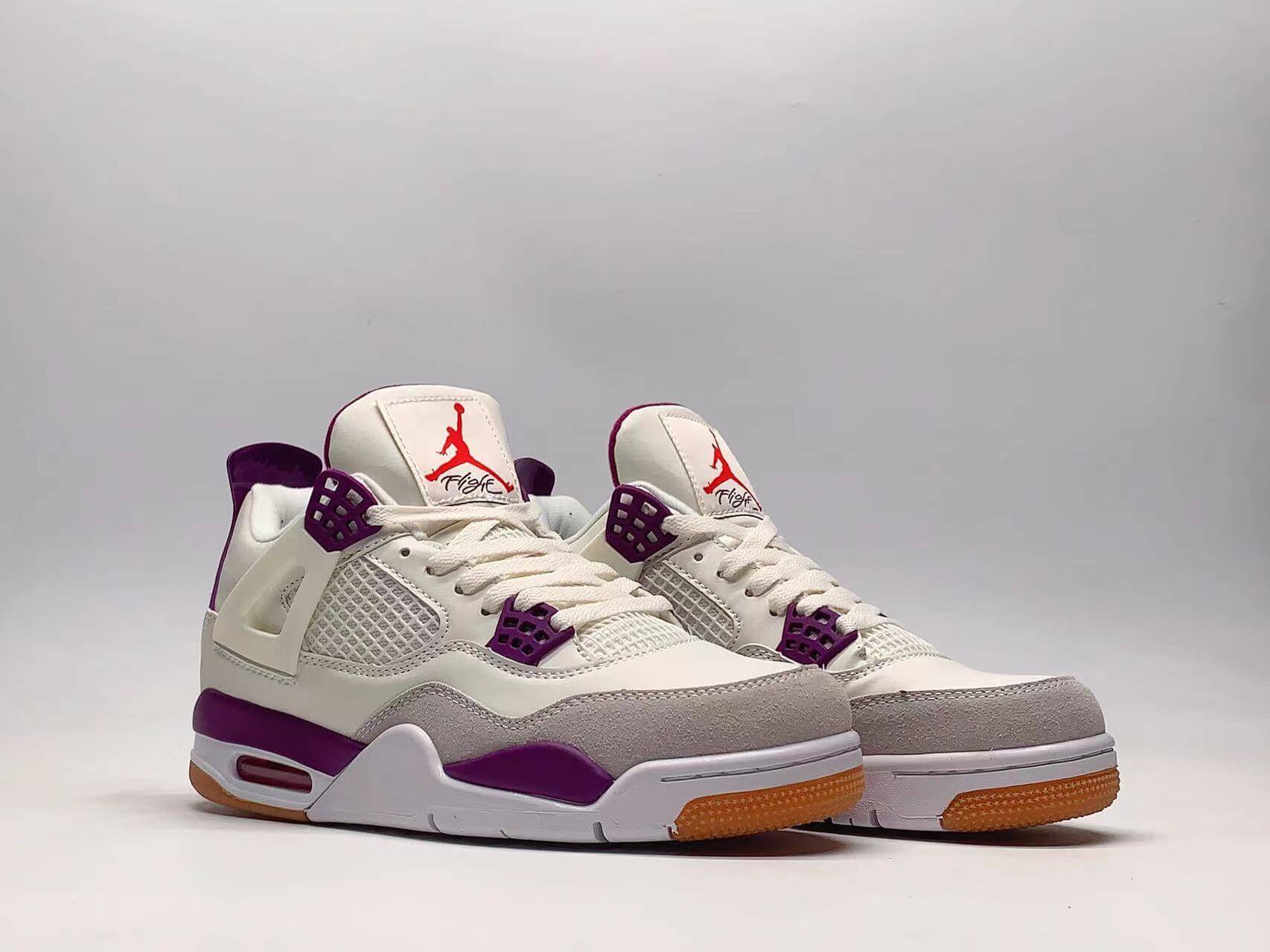 Premièrement : Les baskets Air Jordan 4 Femme se distinguent par leur design iconique et leur capacité à allier style et fonctionnalité.