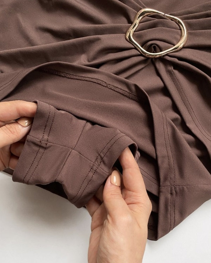 Premièrement : Ce Short froncé décontracté à boutons de couleur unie. 