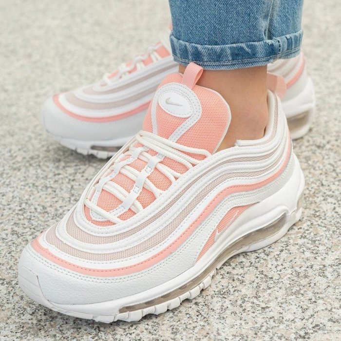 Les baskets Nike Air Max 97 Femme  sont des pièces maîtresses de la mode. Avec un look décontractée style iconique tendance olution emblématique de la ligne Nike, les Nike Air Max 97 sont un témoignage de l'engagement de Nike à combiner style et innovation.