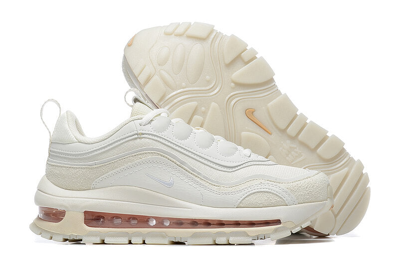 Premièrement, les baskets Nike Air Max 97 Femme incarnent un design emblématique et audacieux.

Inspirées des lignes fluides des trains à grande vitesse japonais.