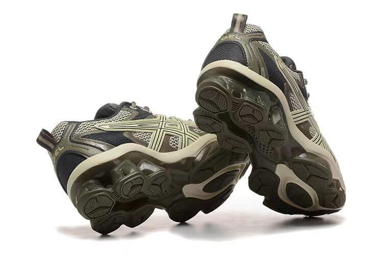 Premièrement :Les baskets Asics  offrent une combinaison parfaite de style et de performance.