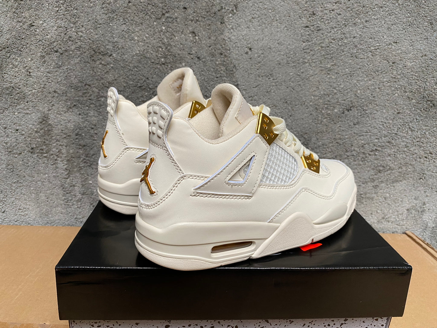 Premièrement : Les baskets Air Jordan 4 Femme se distinguent par leur design iconique et leur capacité à allier style et fonctionnalité
