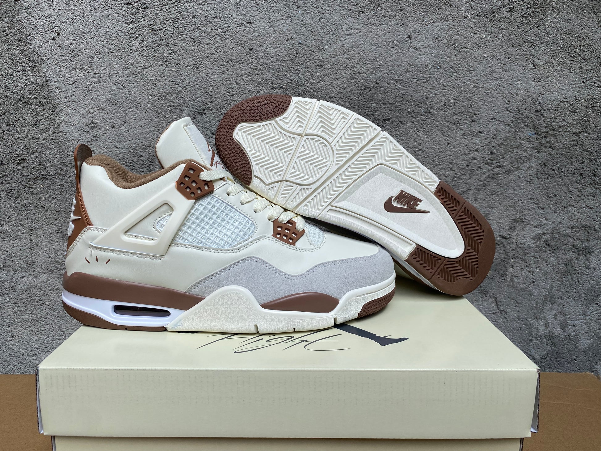Premièrement : Les baskets Air Jordan 4 Femme se distinguent par leur design iconique et leur capacité à allier style et fonctionnalité