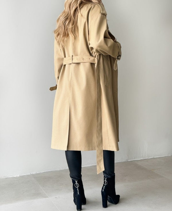 Premièrement : Adoptez un look sophistiqué et indémodable avec ce Trench -coast long croisé à col cranté femme