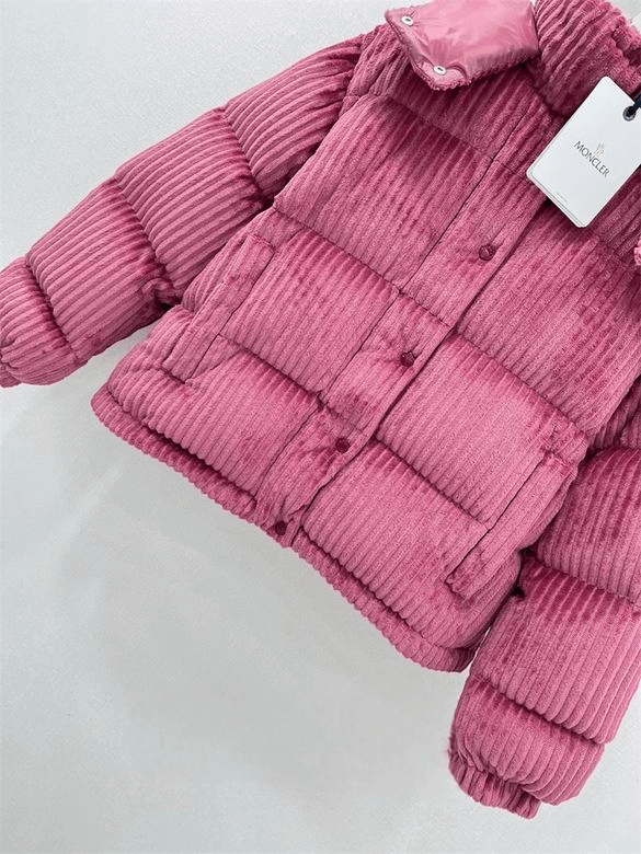 Premièrement : Les doudounes Moncler Femme, ainsi que les manteau Moncler Femme, incarnent un style et un raffinement incomparables.