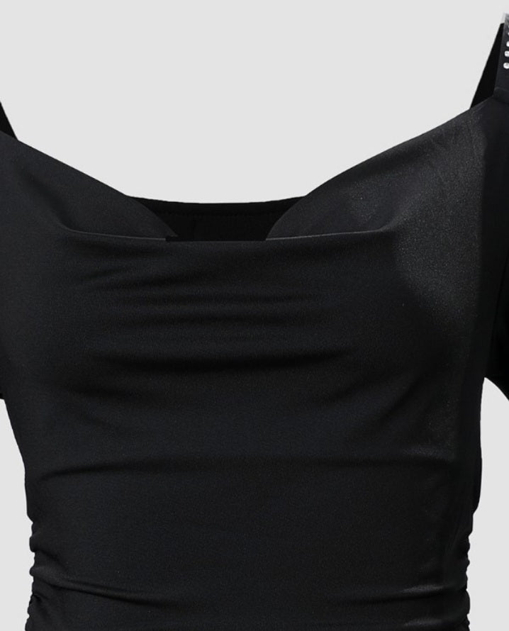 Premièrement : Cette Robe moulante froncée à épaules dénudées et strass Femme.